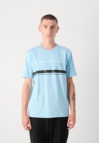 Šviesiai mėlyna medvilnė t-shirt su tekstūriniu "BOSS" logotipu, horizontaliomis baltomis ir juodomis juostelėmis, apvaliu kaklu ir trumpomis rankovėmis.