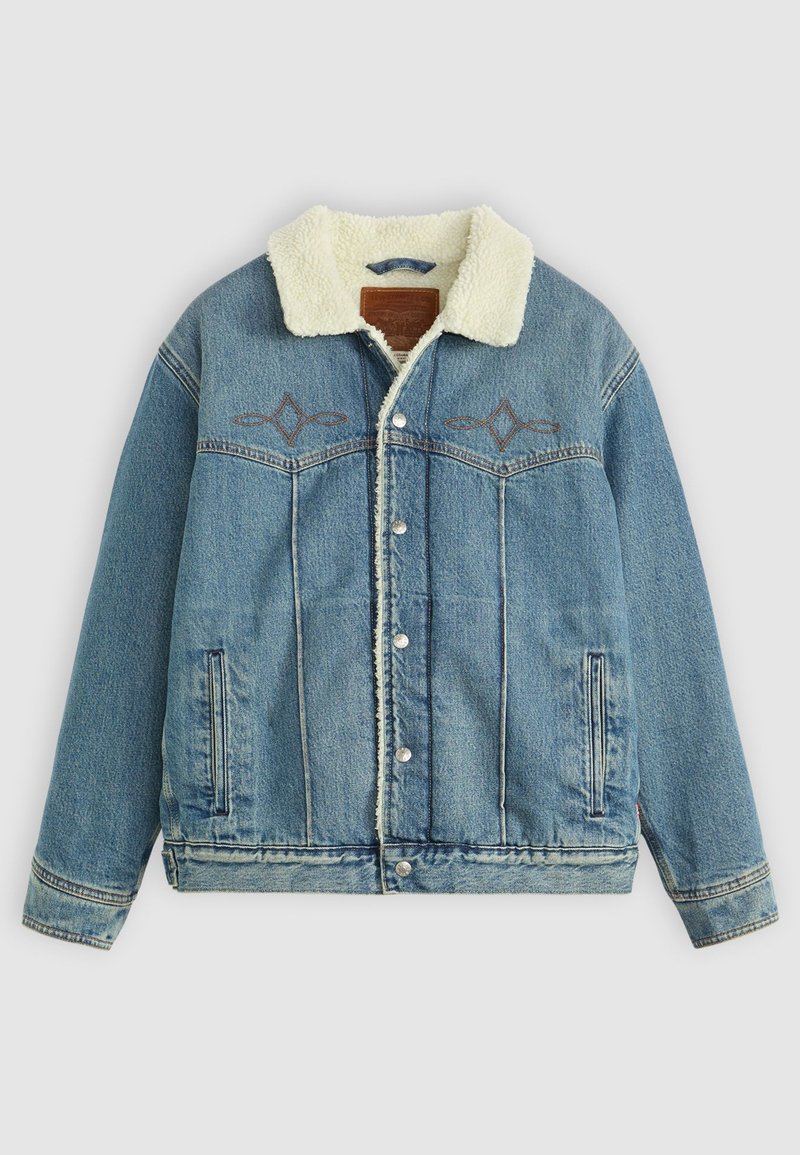 Jasnoniebieska kurtka dżinsowa z kołnierzem wyłożonym polarowym, zapięciem na zatrzaski, kieszeniami z przodu i haftem w okolicy klatki piersiowej.