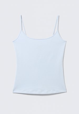 Lyseblå ærmeløs camisole-top med tynde spaghettistropper og en enkel, glat stoftekstur.