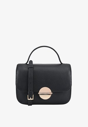 Sac à main en cuir noir avec une finition texturée, de forme rectangulaire, poignée supérieure et un détail de fermoir circulaire en or. Bandoulière ajustable incluse.