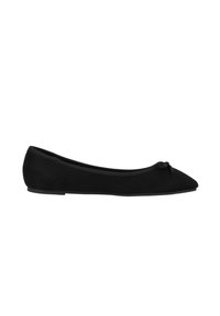 Bailarina negra con punta afilada, hecha de material suave, con un pequeño lazo en la parte frontal y una suela baja y flexible.