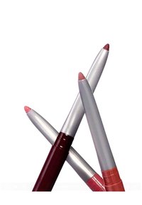 Tre matite per labbra in diverse tonalità di rosa e rosso con custodia in argento disposte su uno sfondo bianco.