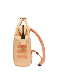 Sac à dos en velours côtelé tan avec une fermeture éclair noire, trois sangles de toile horizontales et une strap de épaule rembourrée et réglable. Texture lisse.