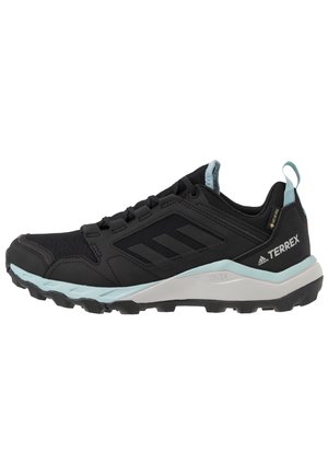 Sort og lyseblå Adidas Terrex trail-løbesko med robust sål og Gore-Tex-mærkat, sidevisning.