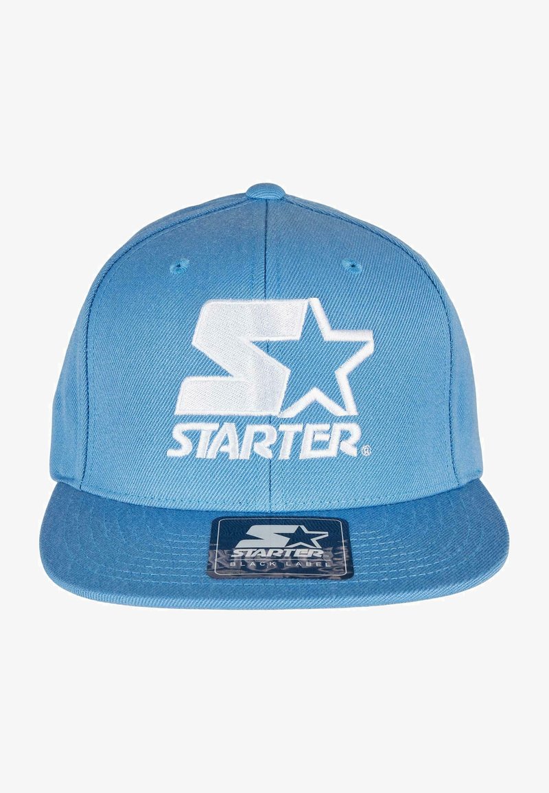 Lichtblauwe snapback pet met een witte geborduurde "S" en sterrenlogo, een platte rand en een gestructureerde stof. Inclusief een merklabel op de klep.