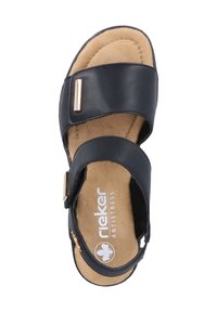 Sort sandal med åben tå, to justerbare remme og tanfarvet polstret sål mærket "Rieker Antistress".