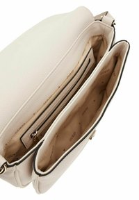 Borsa a tracolla sintetica color crema con finitura texture, dotata di un comparto con zip e due tasche aperte foderate con un motivo logo beige.