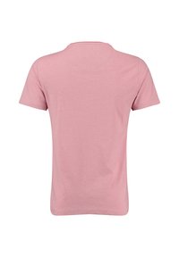 Jasnoróżowa koszulka z krótkim rękawem, wykonana z miękkiego materiału, z okrągłym dekoltem i prostym, nieozdobionym wzorem.