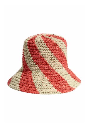 Horgolt vödörsapka váltakozó, ferde piros és bézs csíkokkal, és enyhén kiszélesedő karimával.