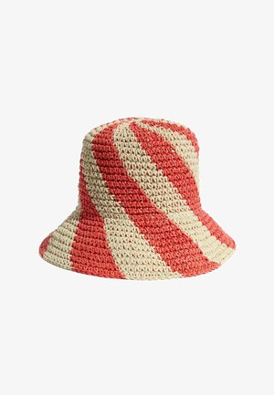 Gehäkelter Eimerhut mit abwechselnden diagonalen roten und beigen Streifen und einer leicht ausgestellten Krempe.