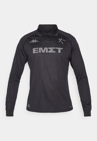 Svart långärmad pikétröja i ett mjukt tyg, med krage, logga framtill och diskreta varumärkesdetaljer på axlar och muddar.