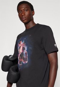 Venum TEKKEN POSTER SHIRT - Marškinėliai su spaudiniu - black