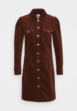 Robe longue en velours côtelé marron à manches longues, avec fermeture à boutons sur le devant, col, épaules bouffantes et deux poches à rabat avec boutons sur la poitrine.