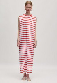 Ärmelloses Maxikleid in rot-weißen Streifen. Hergestellt aus weichem Stoff, verfügt es über einen runden Ausschnitt und eine lockere Passform.