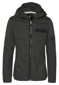 Czerna szara kurtka z kapturem, z przodem na zamek, z etykietą "G-STAR RAW", z klapką kieszonką na piersi, bocznymi kieszeniami na guziki oraz kieszenią na zamek na rękawie.