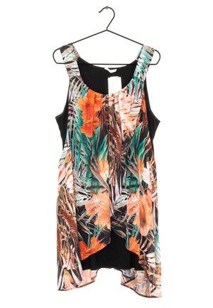 Mouwloze zwarte jurk met aangehechte doorschijnende overlay met kleurrijke tropische bloemen- en bladpatronen, hangend aan een zwarte hanger.