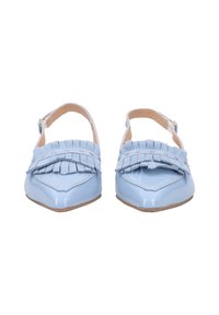Chaussures slingback en cuir verni bleu clair avec un bout pointu et des franges sur le devant, ornées d'un accent argenté.