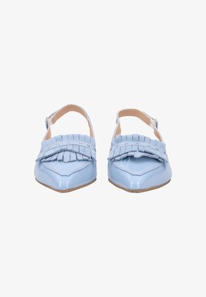 Helleblaue, patentierte Slingback-Schuhe mit spitzem Fuß und fransigen Details auf der Vorderseite, ausgestattet mit einem silbernen Akzent.