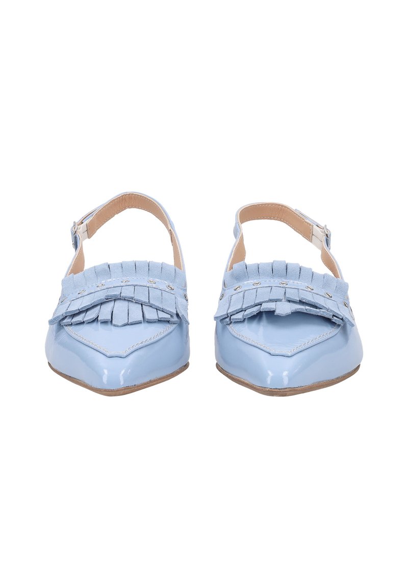 Chaussures slingback en cuir verni bleu clair avec un bout pointu et des franges sur le devant, ornées d'un accent argenté.