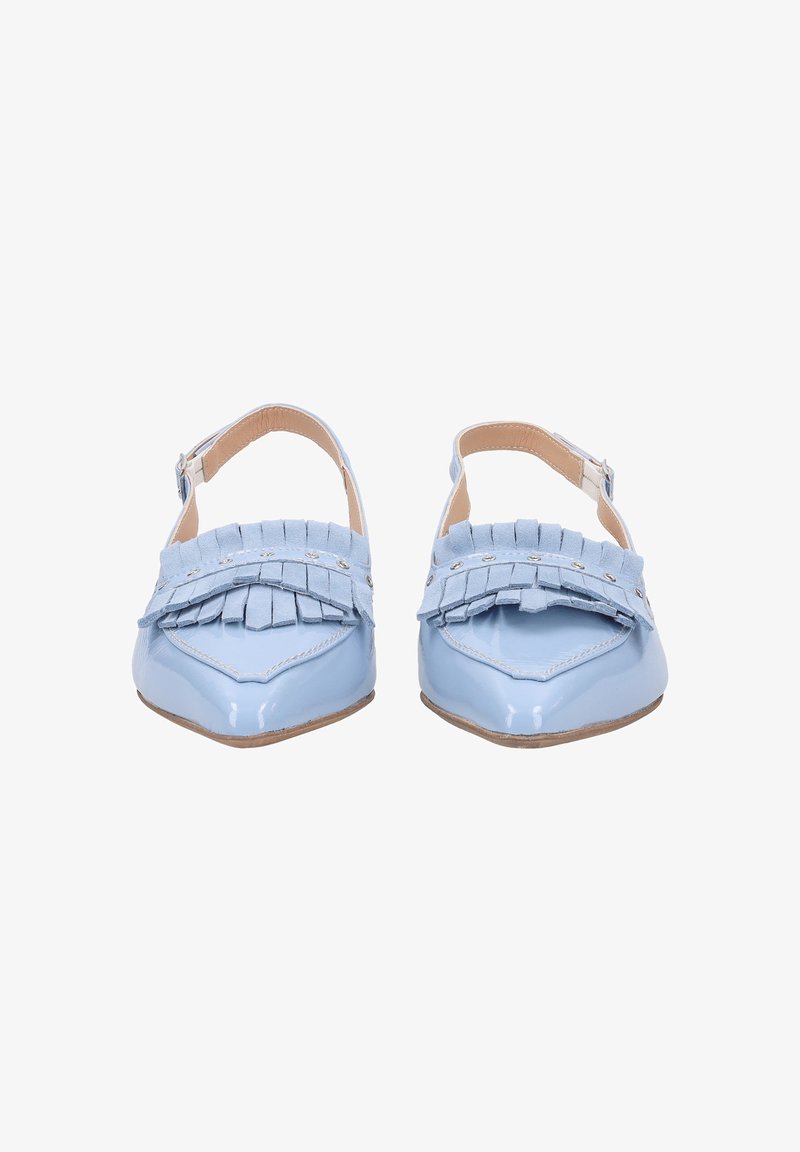 Chaussures slingback en cuir verni bleu clair avec un bout pointu et des franges sur le devant, ornées d'un accent argenté.