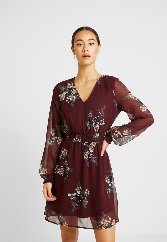 VMALLIE SHORT SMOCK DRESS - Freizeitkleid - winetasting
