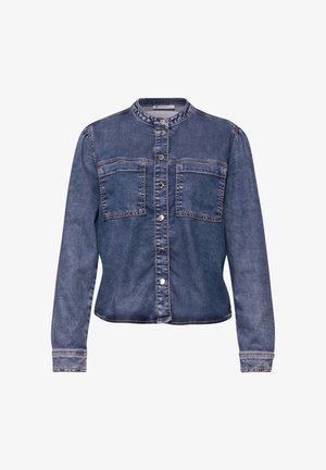 Langere denimjas met knopen, twee borstzakken en een ronde kraag, met contrasterende stiksels en een licht verwassen blauwe kleur.