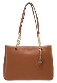 Bruine nep leren handtas met gouden kettinghengsels, logo-detailing en een decoratieve charm. Gladde textuur en rechthoekige vorm.