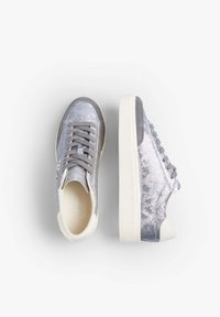 Szare sneakersy o teksturowanym wykończeniu, z gładką białą podeszwą, szarymi sznurówkami i miękką podszewką wewnętrzną. Uzupełnione ciemnoszarymi detalami.