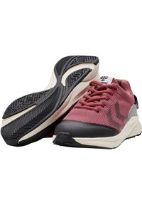 Röda och svarta atletiska skor med mesh-övre, gummisulor, texturerade detaljer och snörningsdesign. Har en kontrasterande logotypdetalj.