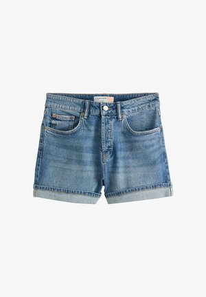 Pantaloni scurți din denim albastru cu tivuri ruldate, nasture frontal, fermoar și cinci buzunare, așezați pe o suprafață plată albă.