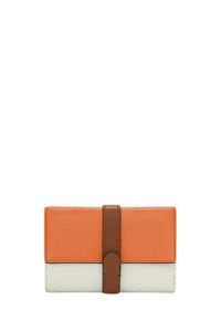 Oranger und weißer Leder Geldbeutel mit einem braunen Akzentstreifen. Texturierte Oberfläche, rechteckige Form und ein sicherer Verschluss vorne.