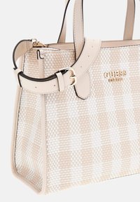 Gewebte beige Handtasche mit strukturierter Form, Lederakzenten und goldenem Markenlogo. Verfügt über doppelte Griffe und einen abnehmbaren Riemen für Vielseitigkeit.