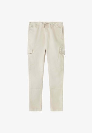 Beige Cargohose mit elastischem Bund, Kordelzug, Seitentaschen und Klappentaschen an den Oberschenkeln, flach auf weißem Hintergrund ausgelegt.