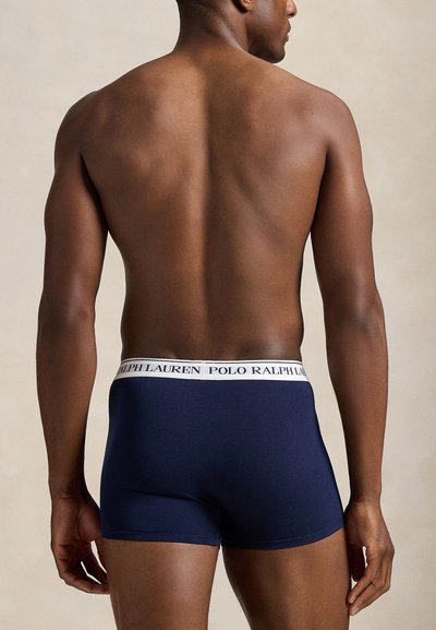 Μπόξερ σε ναυτικό μπλε χρώμα από απαλό ύφασμα με λευκή ελαστική ζώνη μέσης που φέρει το επαναλαμβανόμενο μοτίβο "POLO RALPH LAUREN".