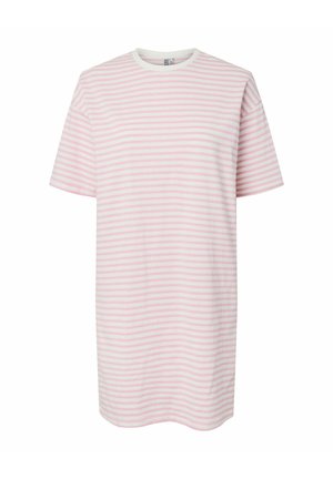 Robe ample à manches courtes avec des rayures horizontales roses et blanches et un col rond sur fond uni.