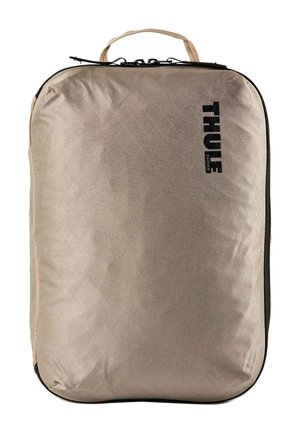 Cubetto da viaggio rettangolare color beige con cerniera nera e logo nero "THULE Sweden" sulla parte anteriore, manico di trasporto sulla parte superiore.