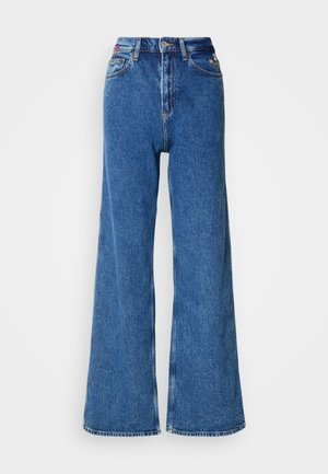 Jean en denim à jambes larges de couleur bleue, avec une taille haute, un design à cinq poches et des accents brodés près de la ceinture.