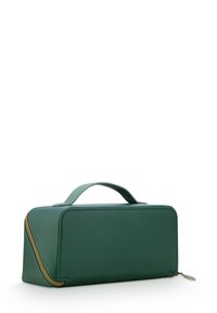 Groene leren cosmeticatas met een rechthoekige vorm, handvat aan de bovenkant en details in goudkleurige rits. Glad textuur overal.