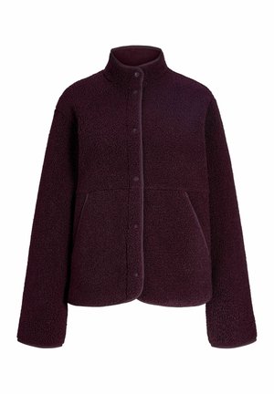 Veste polaire bordeaux avec col montant, boutons-pression, deux poches avant et finition douce et texturée. Bords contrastés d'une teinte plus foncée.