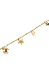 Bracelet en chaîne dorée avec quatre charms sur le thème marin : crabe avec un centre rouge, étoile de mer, coquillage et tortue verte.