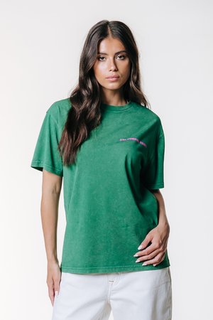 Grøn t-shirt i afslappet pasform, lavet af blød bomuld, med et lille pink grafisk tekstdesign på brystet. Korte ærmer, rund hals.