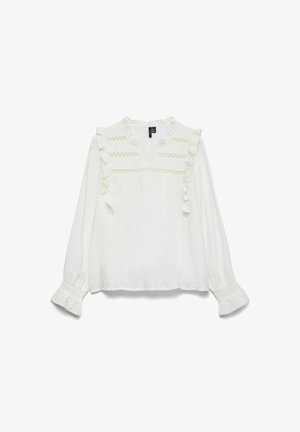 Blouse blanche à manches longues avec des accents volantés, dotée d'un décolleté en V et d'un tissu texturé. Coutures décoratives au niveau de la poitrine.