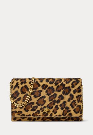Clutch taske med leopardprint, gyldent kæderem og gyldent RLL-logo på frontklap, på en ensfarvet lys baggrund.