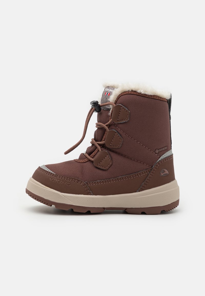 Botas de invierno impermeables marrones con un suave borde de piel sintética, tres cierres de gancho y bucle, tela texturizada y un diseño de suela robusta.