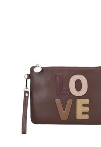 Pochette in pelle marrone con lettere "LOVE" in diversi colori e texture. Presenta una chiusura con cerniera e un cinturino da polso per comodità di trasporto.