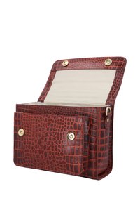 Borsa a tracolla in pelle rossa con texture coccodrillo, hardware dorato, un vano principale e una tasca esterna con bottone a scatto.