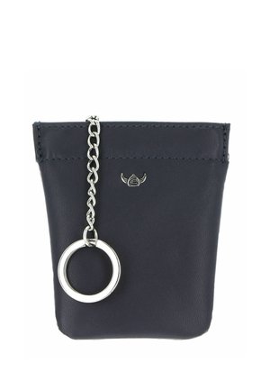 Petite pochette en cuir noir avec chaîne argentée et porte-clés attaché, présentant un petit logo métallique en haut au centre.