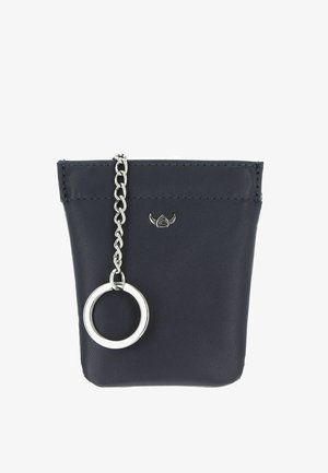 Petite pochette en cuir noir avec chaîne argentée et porte-clés attaché, présentant un petit logo métallique en haut au centre.