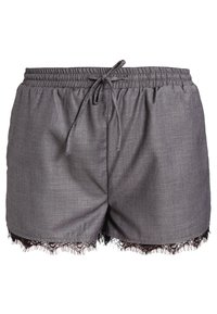 Pantalones cortos de tela gris con una cinturilla elástica y cordón. Cuenta con un borde de encaje negro en el dobladillo para un detalle adicional.