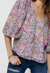 Florale Bluse in rosa, lila und blauen Farbtönen, ausgestattet mit Puffärmeln, einem V-Ausschnitt und einer lockeren Passform, hergestellt aus leichtem Stoff.